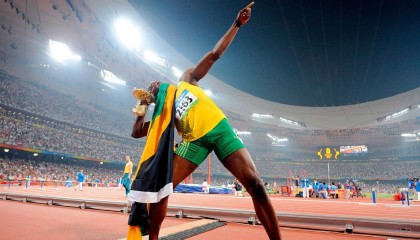 开云体育网址-特色足球运动在边远地区农村中逐步普及，促进地区平衡发展，足球特色学校主题绘画