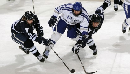 开云体育官方网站-场边替补积极投入热身等待上场时刻展现专业态度与团队精神，替补随时入场