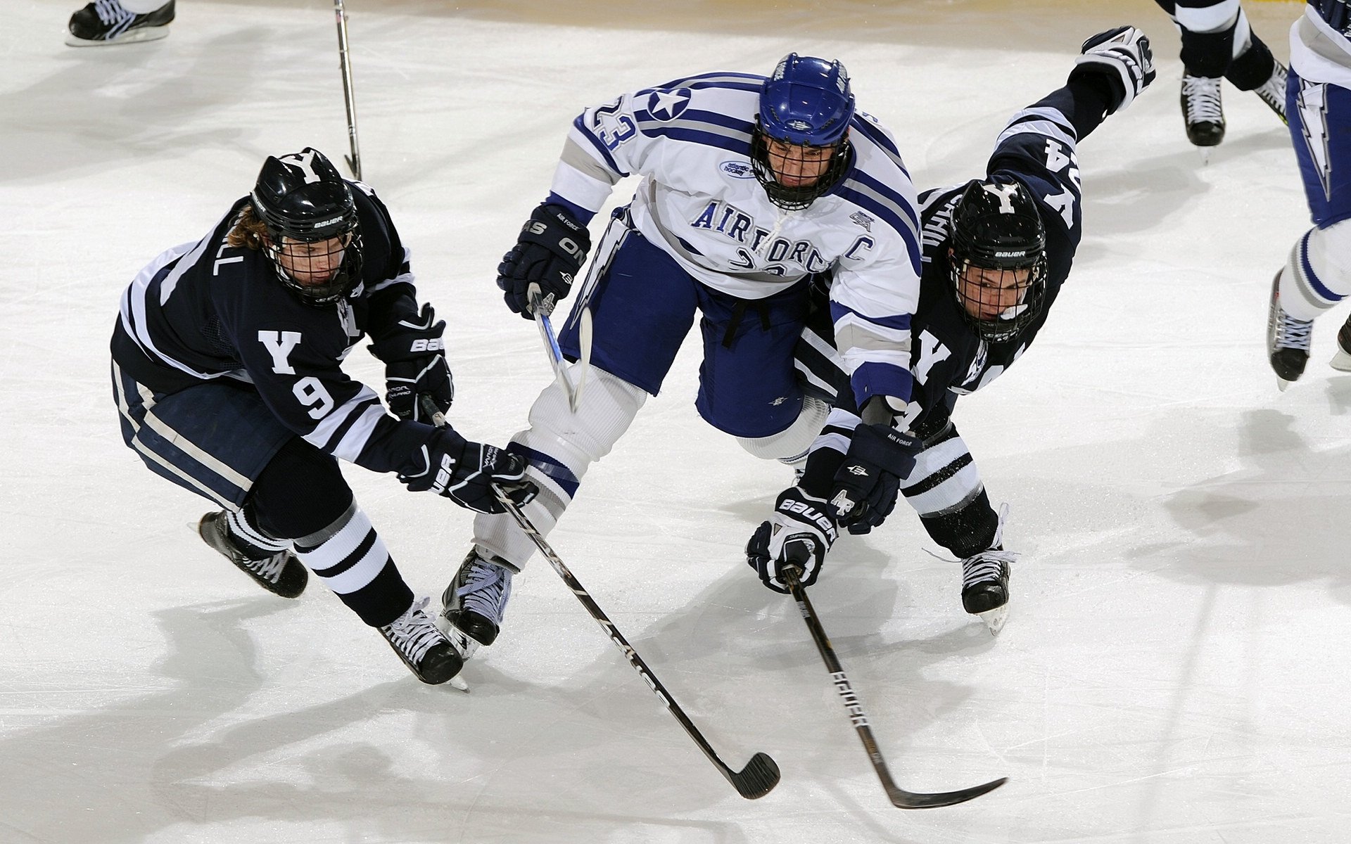 场边替补积极投入热身等待上场时刻展现专业态度与团队精神,替补随时入场