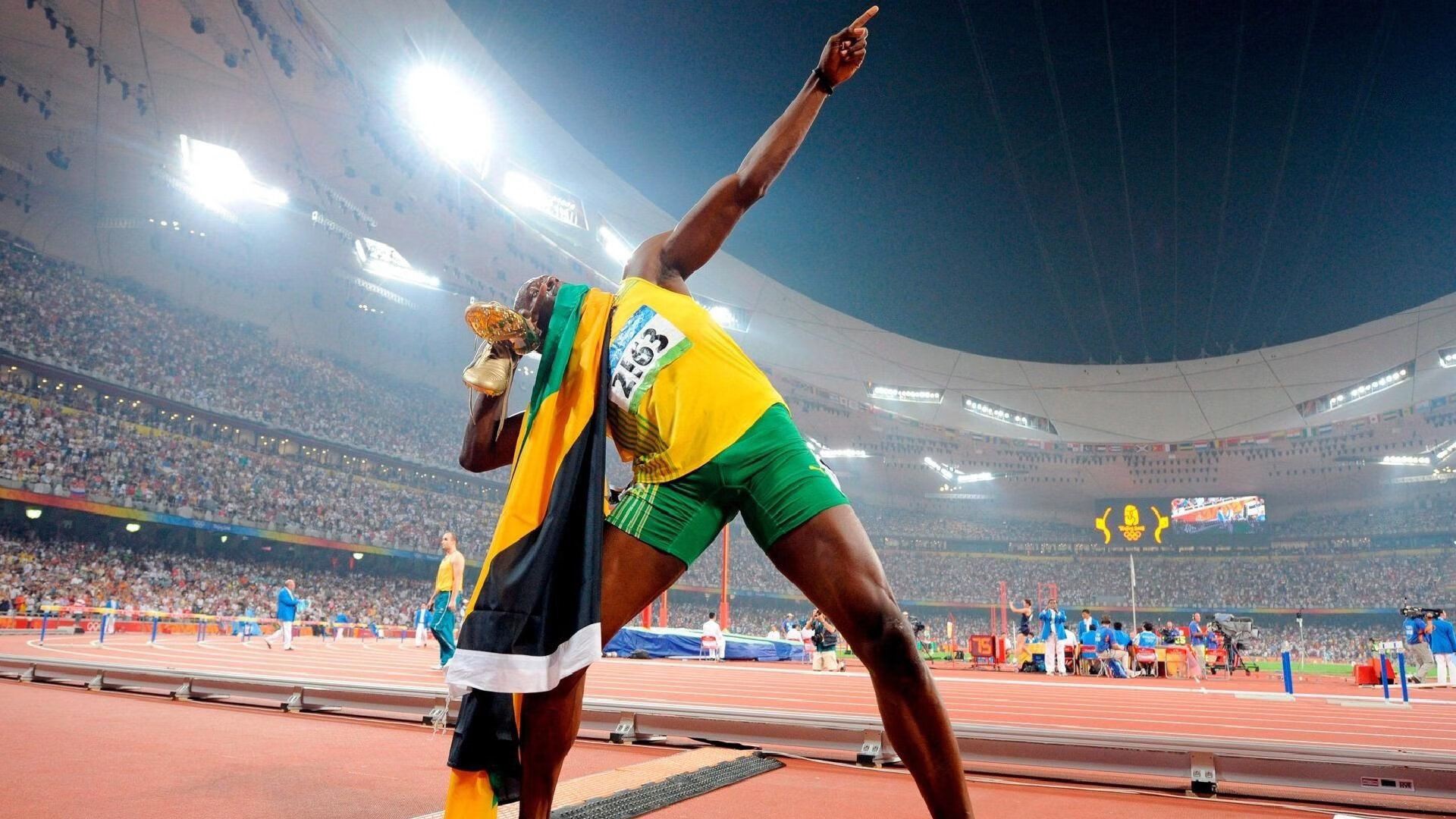 特色足球运动在边远地区农村中逐步普及，促进地区平衡发展，足球特色学校主题绘画